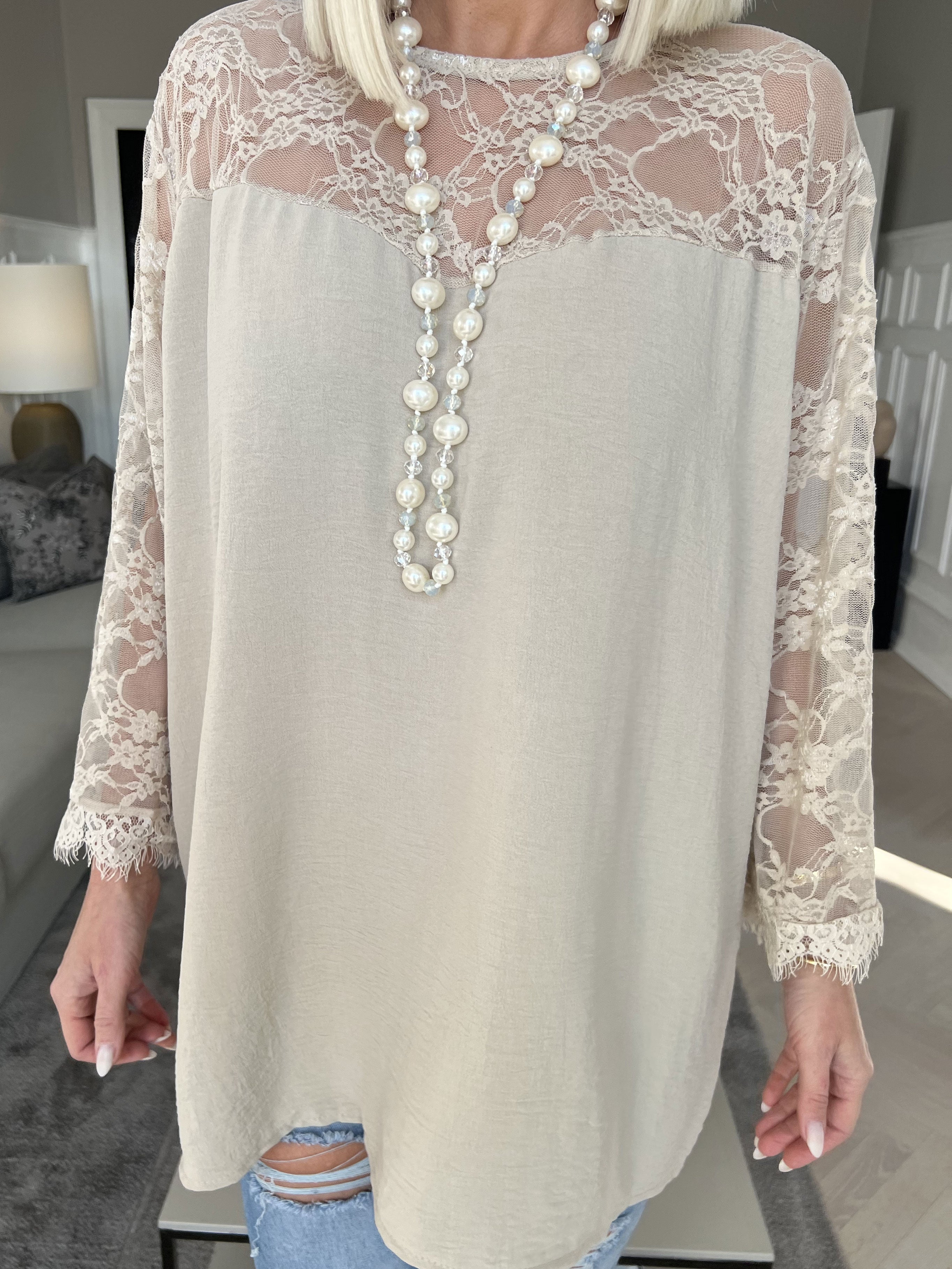 Nadine - Söt plus size spetstunika med rosett i ryggen